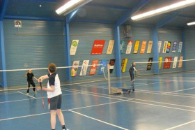 Студенты Haut-Lac International Centre играют в бадминтон