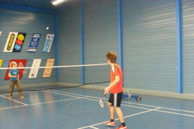 Студенты Haut-Lac International Centre играют в бадминтон