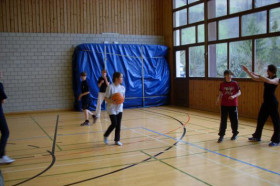 Студенты Haut-Lac International Centre играют в баскебол