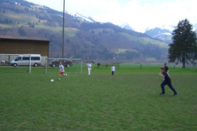 Студенты Haut-Lac International Centre играют в футбол