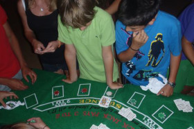 Студенты Haut-Lac International Centre играют в покер