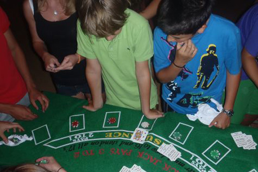 Студенты Haut-Lac International Centre играют в покер