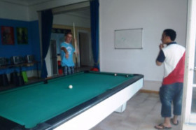 Студенты Haut-Lac International Centre играют в бильярд
