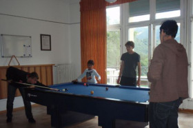 Студенты Haut-Lac International Centre играют в бильярд