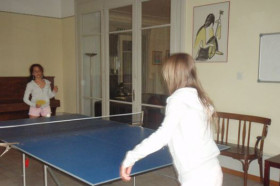 Студенты Haut-Lac International Centre играют в настольный теннис