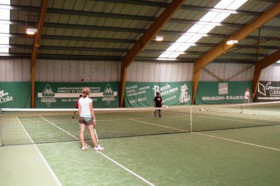 Студенты Haut-Lac International Centre играют в теннис