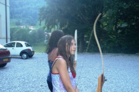 Студенты Haut-Lac International Centre занимаются стрельбой из лука