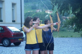 Студенты Haut-Lac International Centre занимаются стрельбой из лука