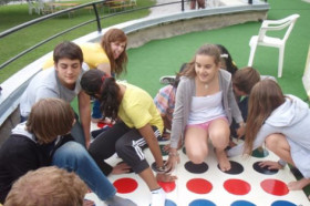 Студенты Haut-Lac International Centre играют в твистер