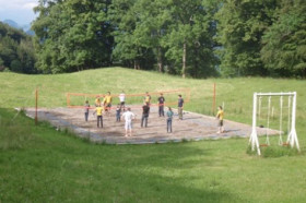 Студенты Haut-Lac International Centre играют в волейбол