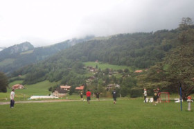 Студенты Haut-Lac International Centre играют в футбол