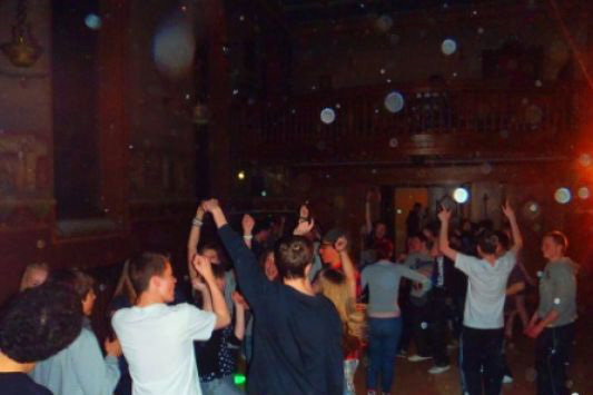 Студенты Haut-Lac International Centre на дискотеке