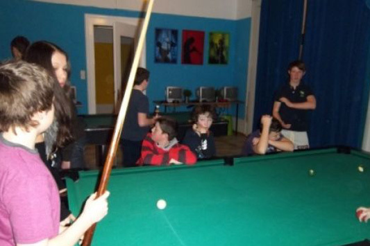 Студенты Haut-Lac International Centre играют в бильярд