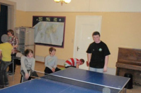 Студенты Haut-Lac International Centre играют в настольный теннис