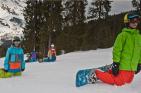 Студенты Institut Monte Rosa катаются на сноуборде