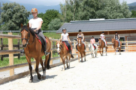 Студенты Institut Monte Rosa занимаются конным спортом