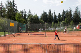 Студенты International Summer Camp Montana играют в теннис