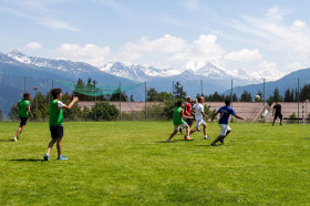 Студенты International Summer Camp Montana играют в футбол