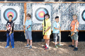 Студенты International Summer Camp Montana занимаются стрельбой из лука