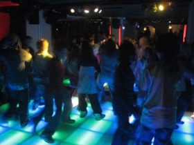 Студенты Les Elfes Verbier на дискотеке