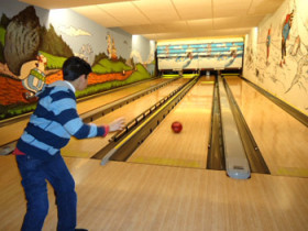 Студенты Les Elfes Verbier играют в боулинг