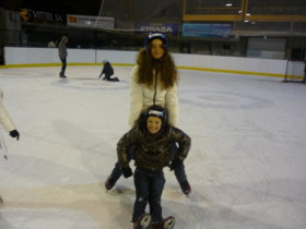 Студенты Les Elfes Verbier катаются на коньках