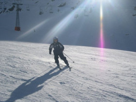 Студенты Les Elfes Verbier катаются на лыжах в горах