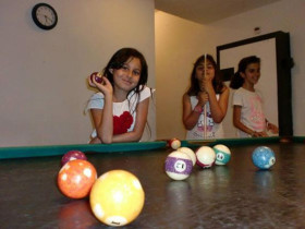 Студенты Les Elfes Verbier играют в бильярд