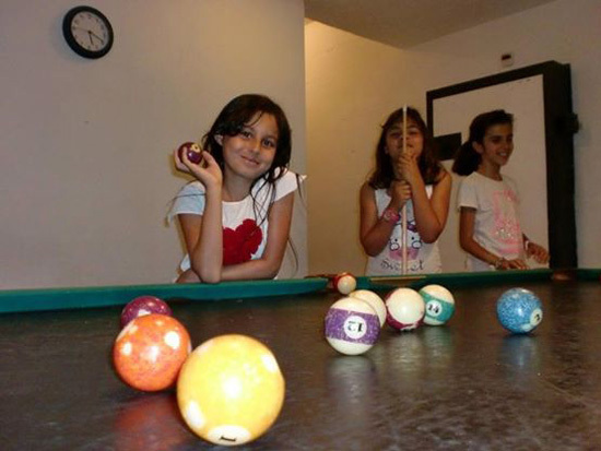 Студенты Les Elfes Verbier играют в бильярд