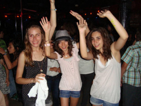 Студенты Les Elfes Verbier на дискотеке