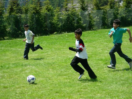 Студенты Les Elfes Verbier играют в футбол