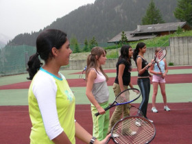 Студенты Les Elfes Verbier играют в теннис