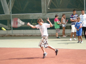 Студенты Les Elfes Verbier играют в теннис