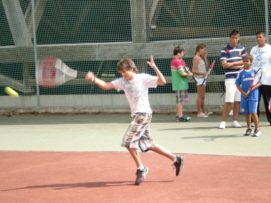 Студенты Les Elfes Verbier играют в теннис