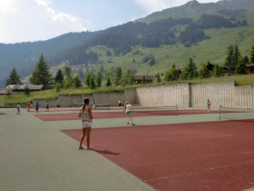 Студенты Les Elfes Verbier играют в теннис
