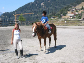 Студенты Les Elfes Verbier занимаются конным спортом