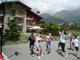 Студенты Les Elfes Verbier играют в баскетбол