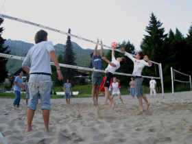 Студенты Les Elfes Verbier играют в волейбол