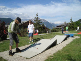 Студенты Les Elfes Verbier учатся играть в гольф