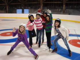 Студенты Les Elfes Verbier катаются на коньках