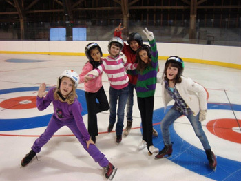 Студенты Les Elfes Verbier катаются на коньках