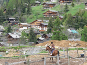 Студенты Les Elfes Verbier занимаются конным спортом