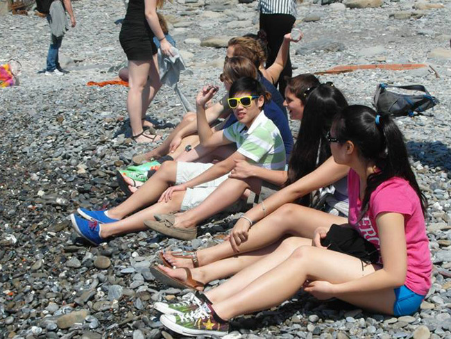 Студенты Leysin American School на пляже