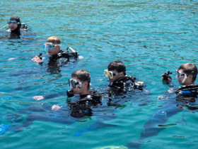 Студенты Leysin American School занимаются дайвингом