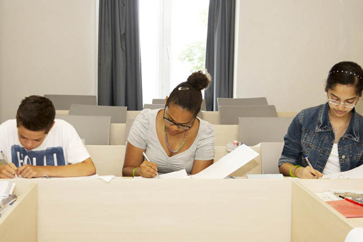 Студенты SLC Swiss Language Club Leysin на занятиях