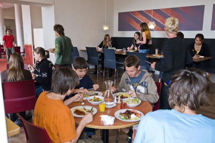 Обед в SLC Swiss Language Club Leysin