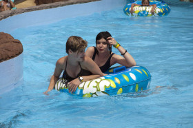 Студенты SLC Swiss Language Club Leysin в бассейне