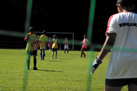 Студенты SLC Swiss Language Club Leysin играют в футбол