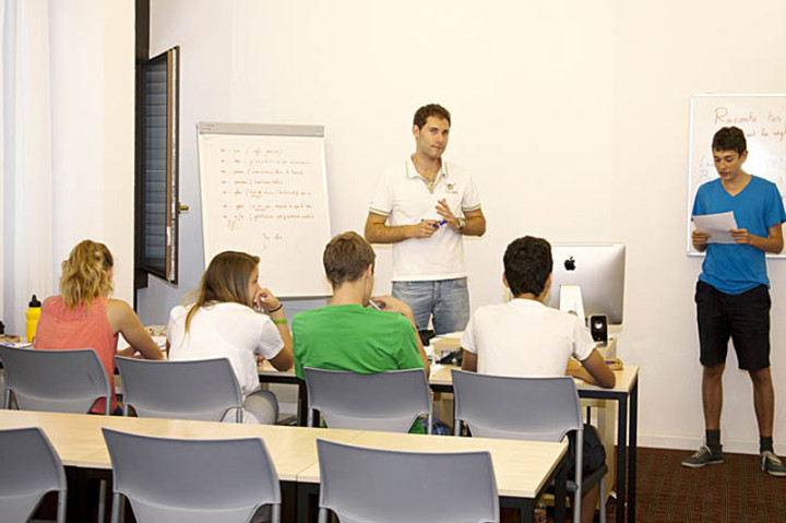 Студенты SLC Swiss Language Club Neuchatel на занятиях