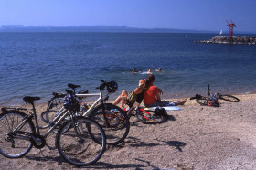 Студенты SLC Swiss Language Club Neuchatel на пляже